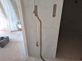 Instalacje elektryczne bruzdowane i bezpośrednio podtynkowe. Różnice, zalety i wady